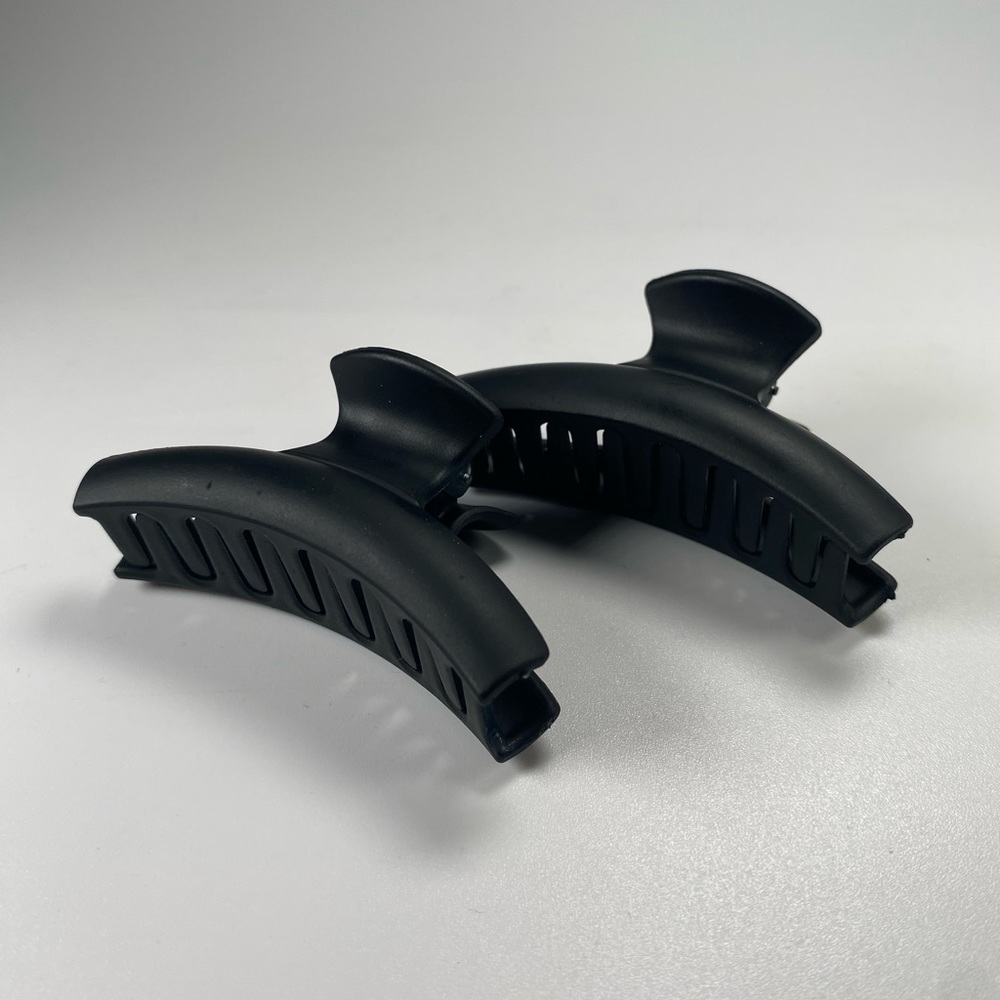 Two black mini claw clips❣️